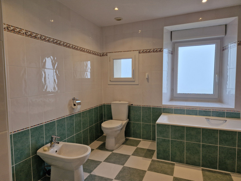 Guinlets Bathroom 2 02