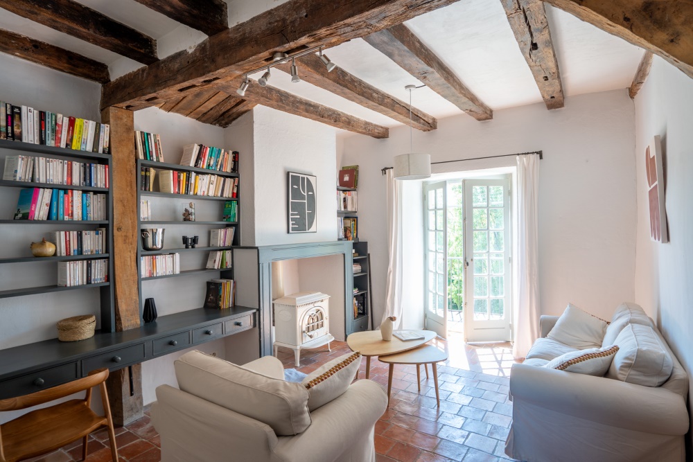 Snug, 3.2x4.7m, fireplace with Jotul stove, desk and library area, French windows to balcony and garden.