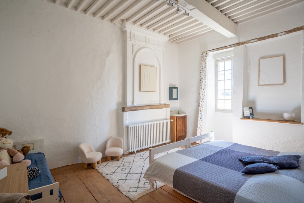 Bedroom 4, 3.8x5m, period plaster mouldings, elm boarded floor, corner wash basin.