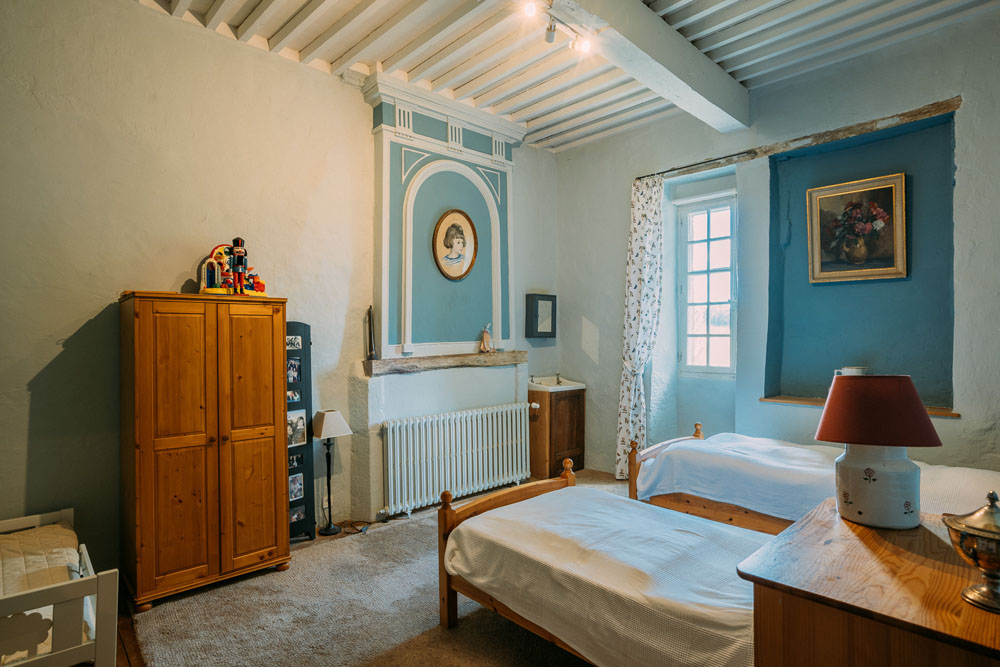 Bedroom 4, 3.8x5m, period plaster mouldings, elm boarded floor, corner wash basin.